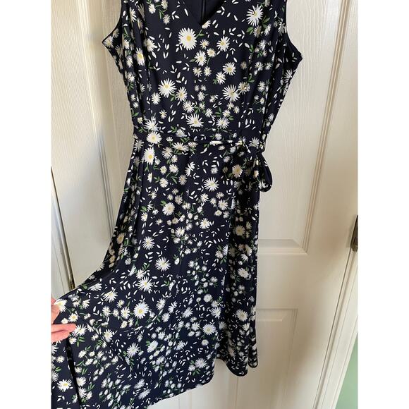 Tommy Hilfiger Dress Windblown Daisy Sleeveless V-Neck Size 8 Belt Fit and Flare - Picture 6 of 12
